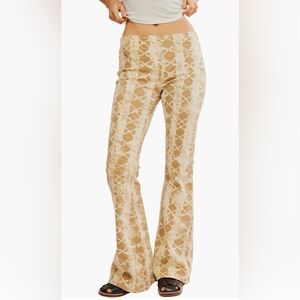 😁 NWT 😁Free People Penny Print Flare Hem Pants in Sand Combo - Size 25